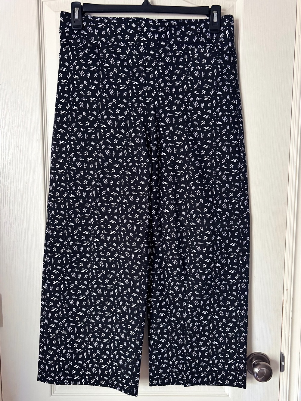 Chicos Wide Leg Cropped Black and White dotted abstract Pants, 10